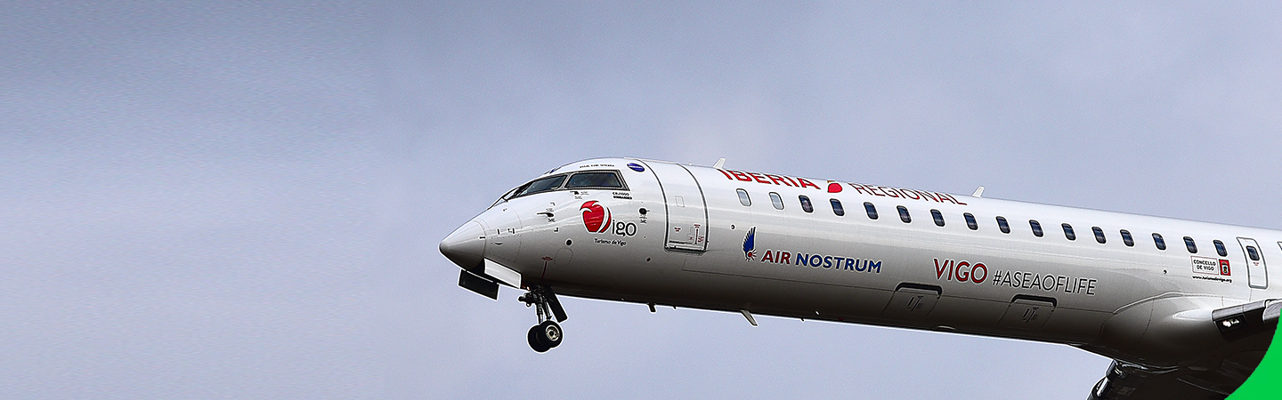 Avión de Air Nostrum sobrevuela el cielo